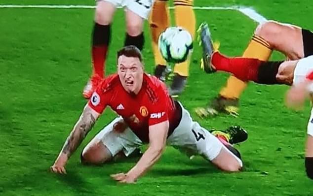 10 tình huống Phil Jones trở thành cảm hứng 'meme' trong màu áo M.U (P2) - Bóng Đá