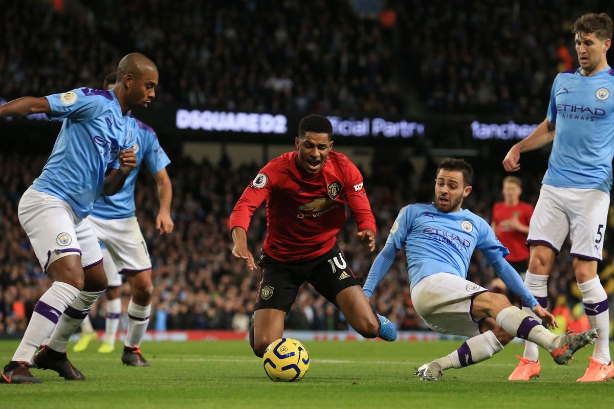 Ảnh Pep Guardiola gác chân lên ghế ở OTF - Bóng Đá
