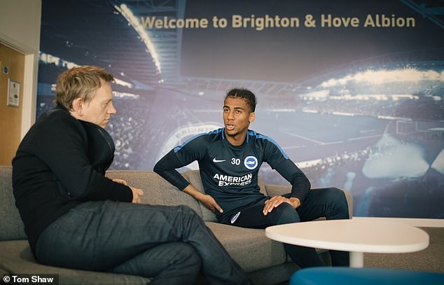 Với hành động này, Sterling trở thành người hùng trong mắt 'đối thủ' - Bóng Đá