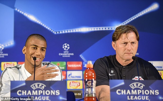 Với hành động này, Sterling trở thành người hùng trong mắt 'đối thủ' - Bóng Đá