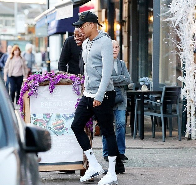 Gạt qua nỗi đau chấn thương, Lingard tìm thú vui tiêu khiển bên bạn bè - Bóng Đá