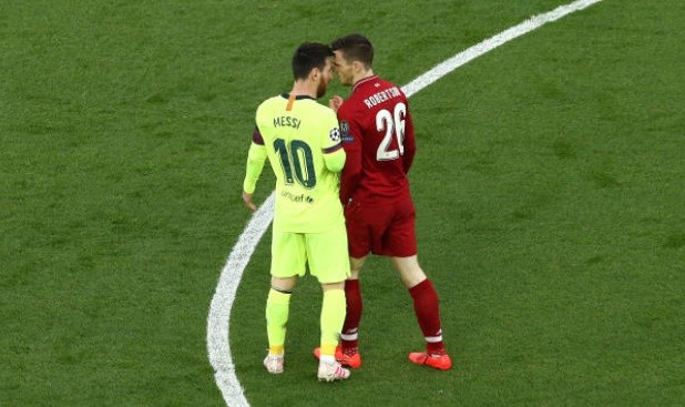 Messi nhấn đầu Robertson, Henderson phải can ngăn - Bóng Đá