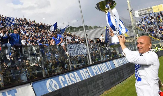 Ảnh: Brescia sửa sân trước ngày Serie A khởi tranh - Bóng Đá