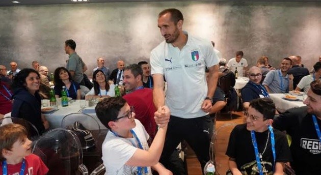 Chùm ảnh: Sao Azzurri đi thăm bệnh viện nhi Roma - Bóng Đá