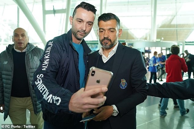 Liverpool cẩn thận, 'hung thần' Pepe chuẩn bị có mặt tại Anfield - Bóng Đá