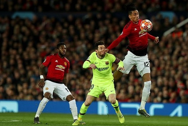 Smalling vỗ tay trêu ghẹo Messi và cái kết - Bóng Đá