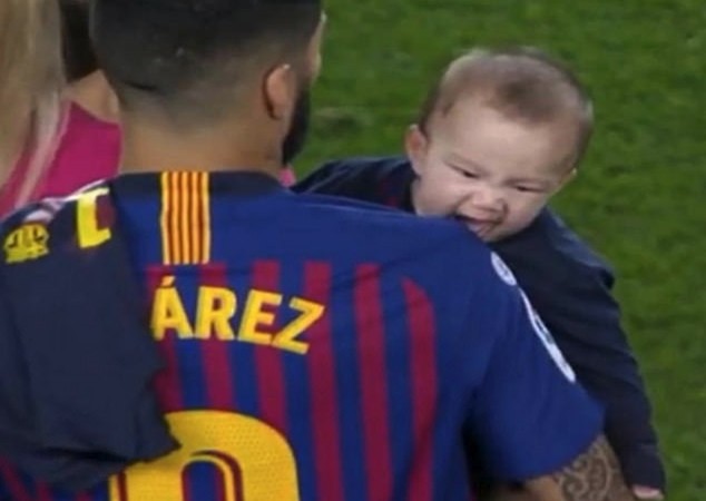 Con trai Suarez cắn cha mình - Bóng Đá