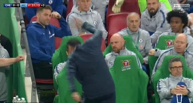 Sarri nổi điên khi thủ thành Kepa công khai 'tạo phản' ngay trong hiệp phụ - Bóng Đá