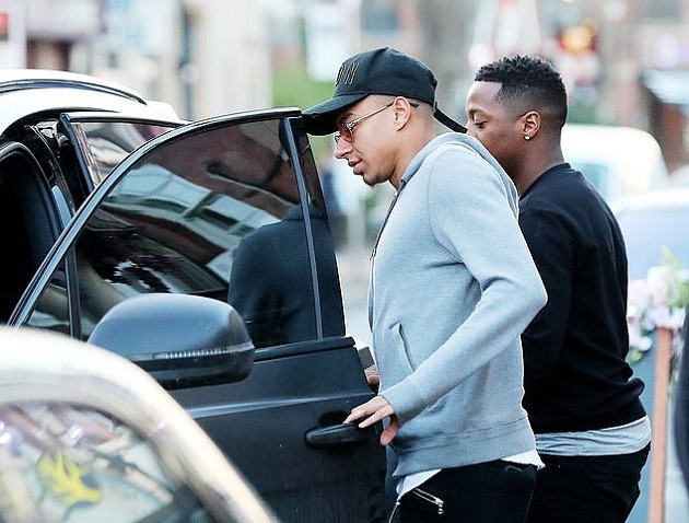 Gạt qua nỗi đau chấn thương, Lingard tìm thú vui tiêu khiển bên bạn bè - Bóng Đá