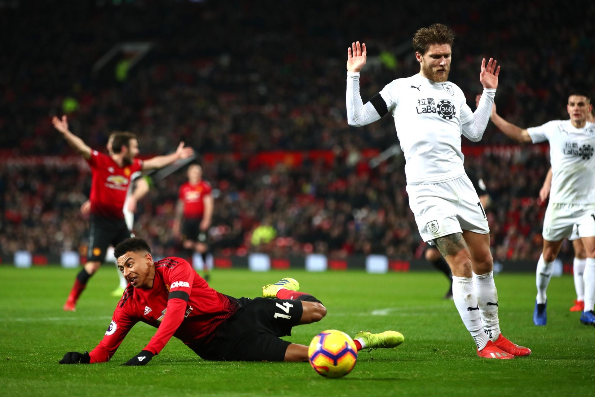 Ole Gunnar Solskjaer sent warning over ‘panic buy’ as Man Utd consider striker signing - Bóng Đá