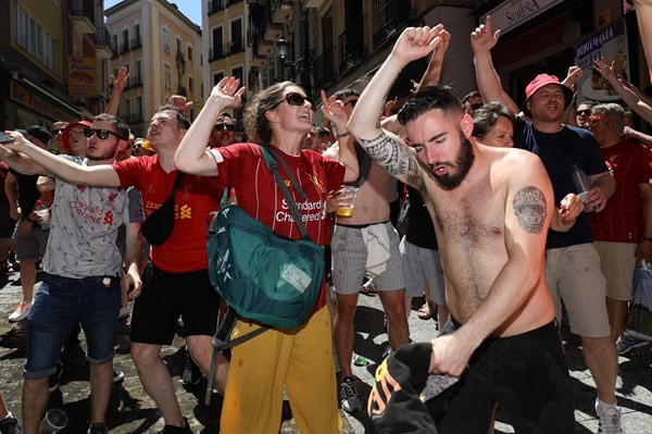 Ảnh: Fan Liverpool Tottenham trước trận chung kết  - Bóng Đá