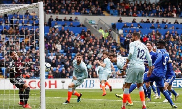 Khởi động kĩ càng, Hazard hụt hẫng thấy rõ khi bị Sarri 