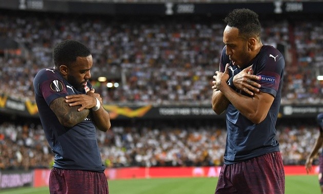 Paulista gây lộn với Maitland-Niles - Bóng Đá