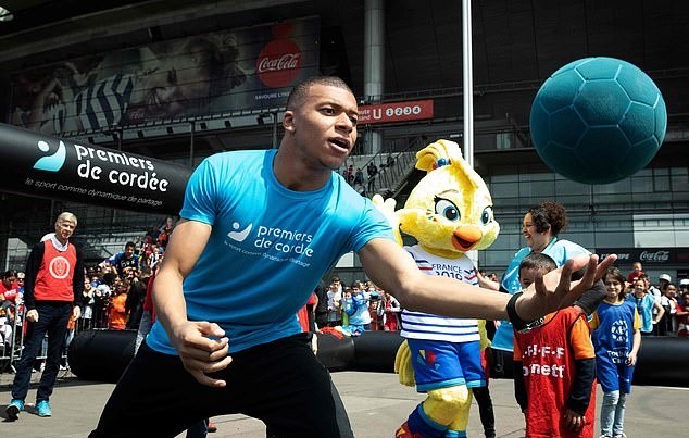 Mbappe và Wenger tham gia trận đấu cùng trẻ em - Bóng Đá