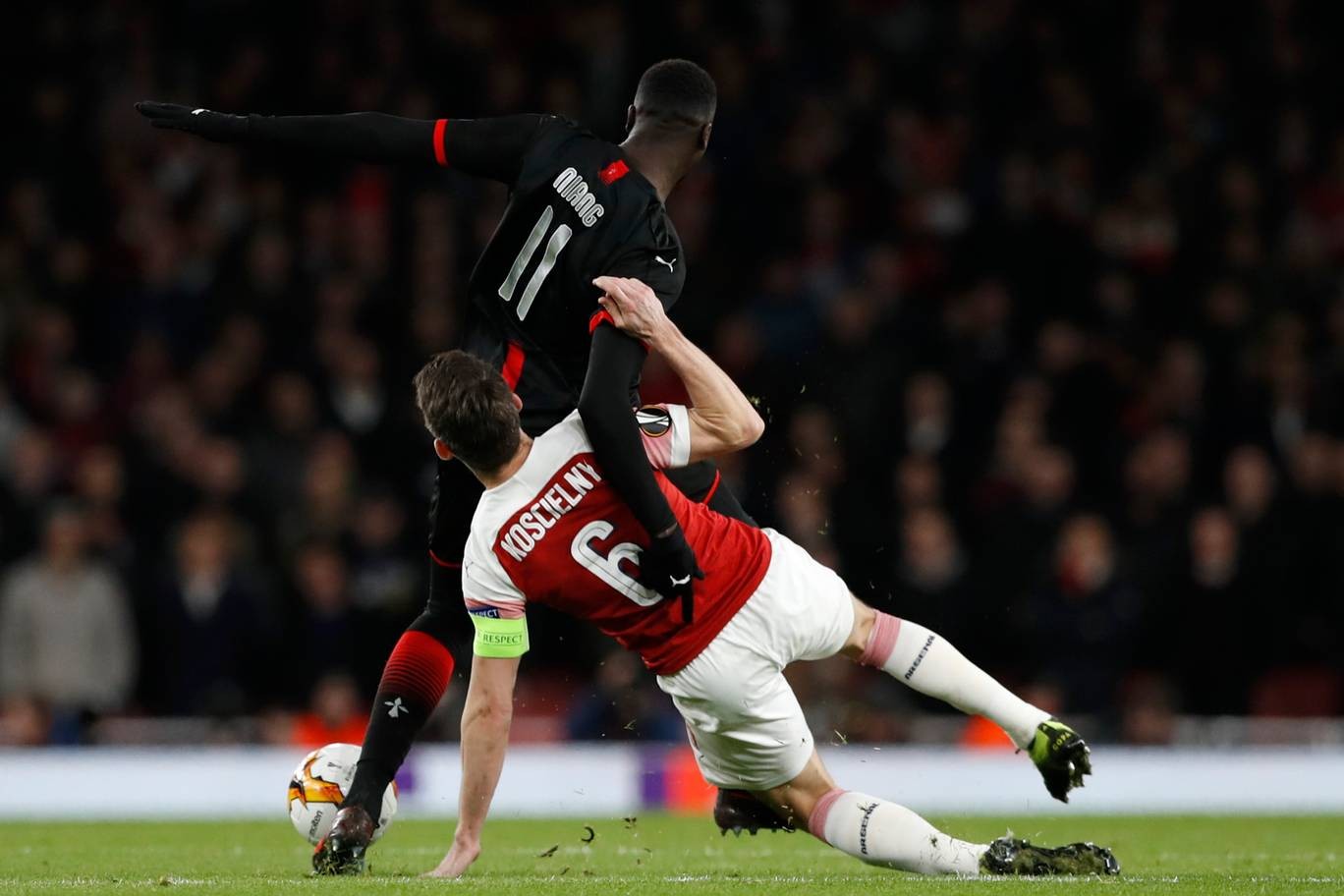 Ghi bàn lẫn kiến tạo, Aubameyang vẫn bị chấm điểm thua hậu vệ - Bóng Đá