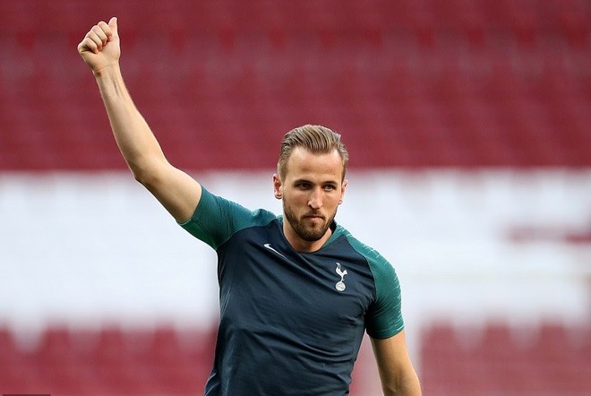 Các ngôi sao Tottenham vui đùa bên vợ và bạn gái trước CK C1 (Daily Mail) - Bóng Đá