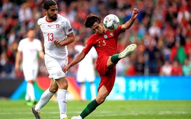 Felix chơi ra sao cạnh Ronaldo? - Bóng Đá