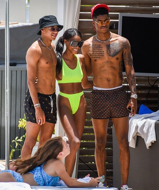 Manchester United duo Marcus Rashford and Jesse Lingard soak up the sun on Miami Beach - Bóng Đá