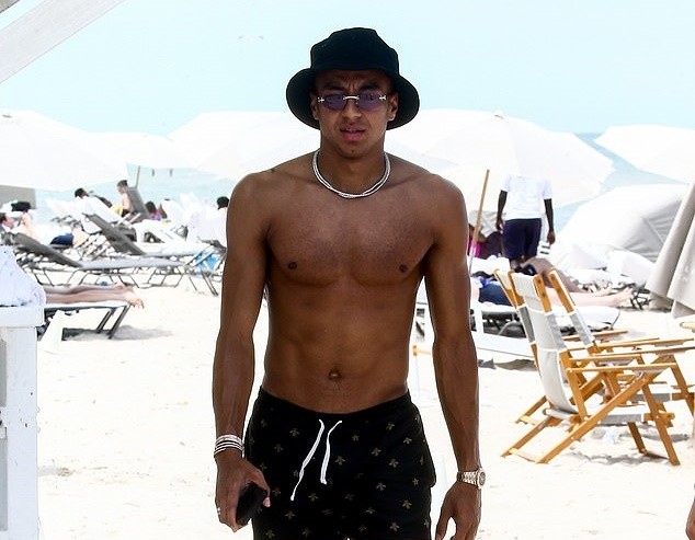 Manchester United duo Marcus Rashford and Jesse Lingard soak up the sun on Miami Beach - Bóng Đá