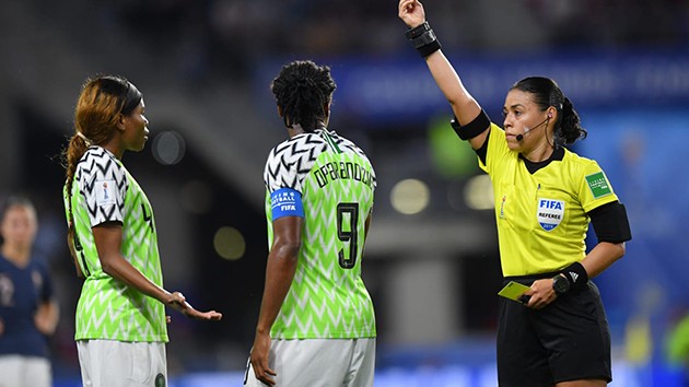 Nhờ VAR giúp đến 2 lần, chủ nhà World Cup mới thắng được Nigeria - Bóng Đá