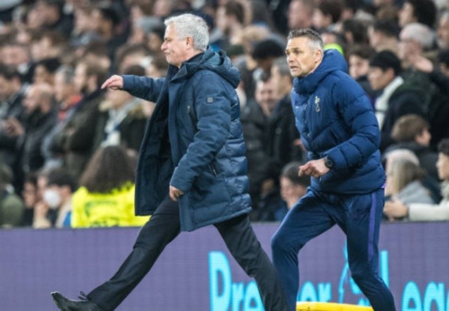 Jose Mourinho RAGING in hilarious video after Raheem Sterling tried to win second penalty during Tottenham victory - Bóng Đá