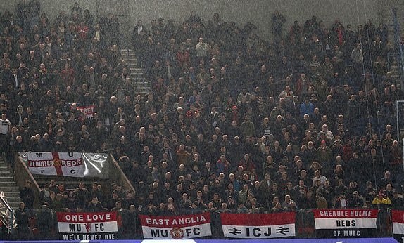 Khoảnh khắc VAR đưa Man Utd đi tiếp - Bóng Đá