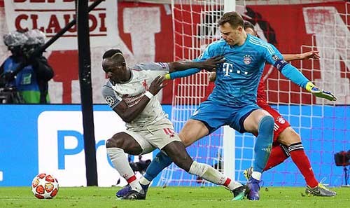 'Cậu ấy đang làm cái quái gì vậy?' - Bóng Đá