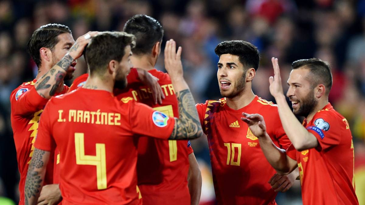 Asensio chụp hình cùng De Gea - Bóng Đá