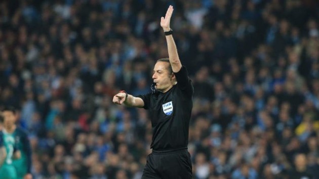 Cüneyt Çakır cầm còi trận Barca và Liver - Bóng Đá