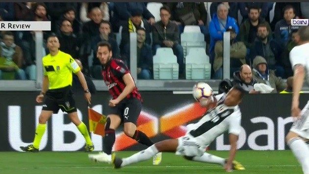 Michael Fabbri: Người dũng cảm 'bẻ' lại VAR - Bóng Đá