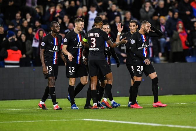 Neymar was booked for attempting a rainbow flick during PSG vs Montpellier - Bóng Đá