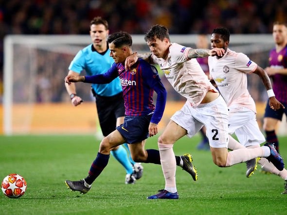 Gary Neville đặt câu hỏi cho Solskjaer về 1 quyết định trước Barcelona - Bóng Đá