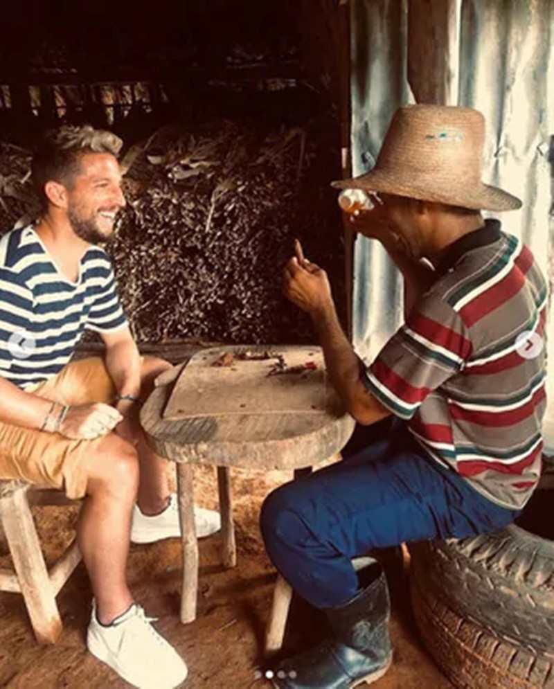 Tạm rời xa bóng đá, sao Napoli sang Cuba chăn ngựa - Bóng Đá