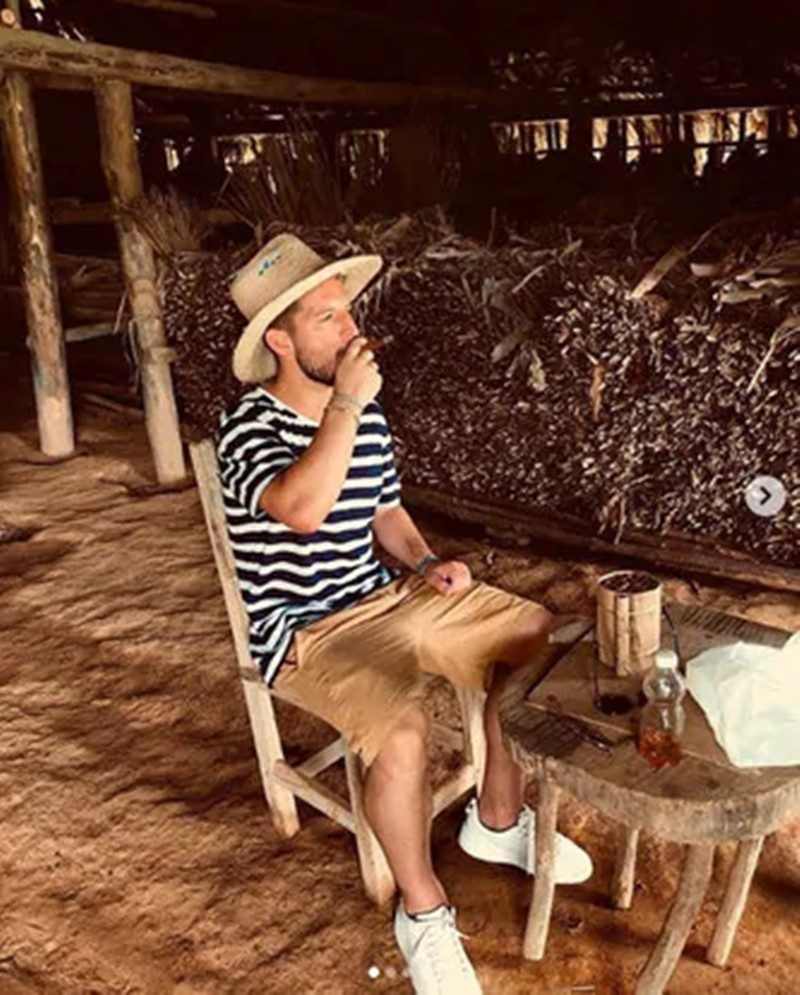 Tạm rời xa bóng đá, sao Napoli sang Cuba chăn ngựa - Bóng Đá