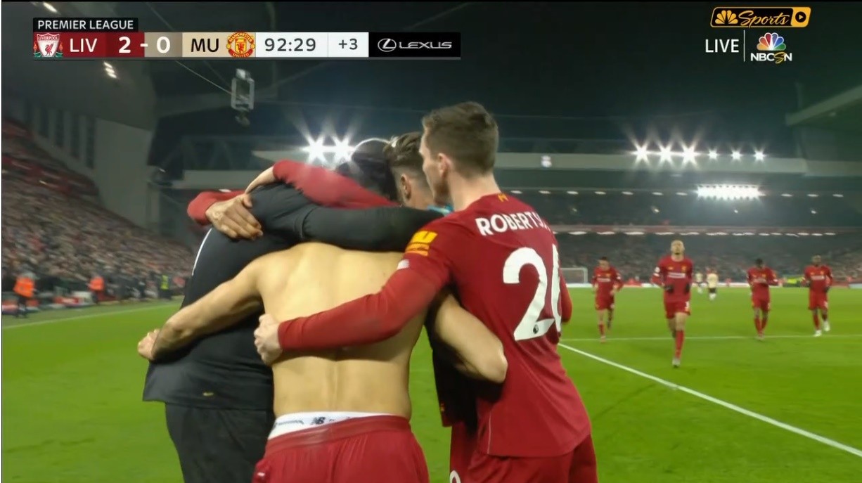 'Salah cởi phăng áo và người đầu tiên chạy đến là Alisson' - Bóng Đá