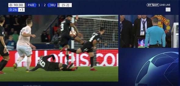 Khoảnh khắc VAR đưa Man Utd đi tiếp - Bóng Đá