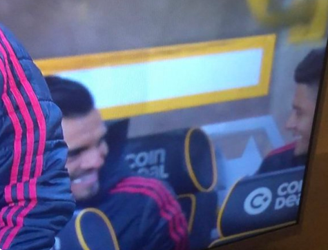 Thua Wolves, fan Quỷ đỏ đòi bán 2 cái tên cười tươi trên ghế dự bị - Bóng Đá