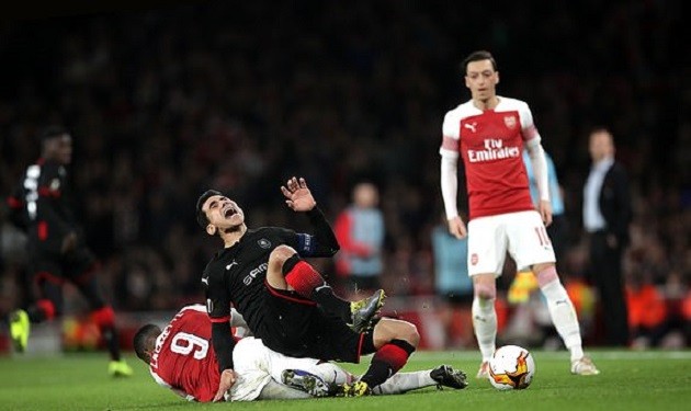 Xuyên thủng Tàu ngầm vàng, Bầy dơi đụng Pháo thủ ở bán kết - Bóng Đá