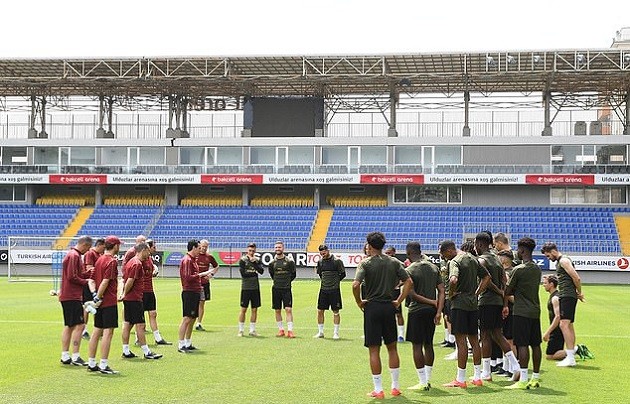 Với phản ứng này, tương lai của Ozil mờ mịt hơn bao giờ hết - Bóng Đá