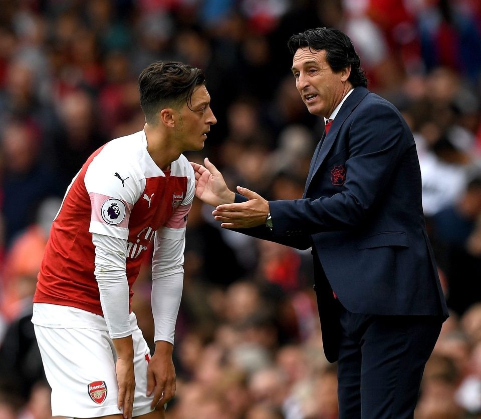 Bất đồng với Emery, Ozil cùng vợ rời nước Anh - Bóng Đá