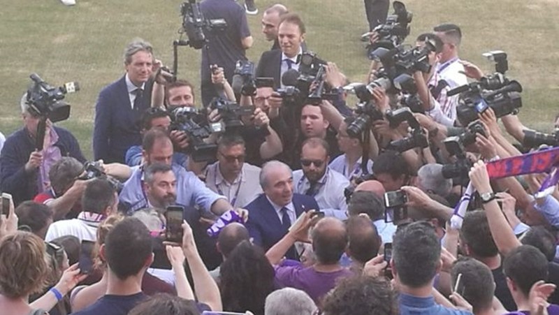 Tân Chủ tịch ra mắt, người hâm mộ Fiorentina có hành động khó tin - Bóng Đá