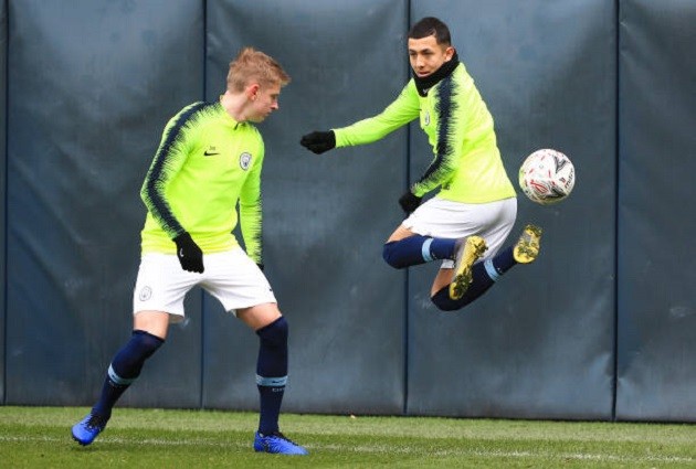 Cận cảnh tai nạn rùng mình khiến thủ thành Arsenal suýt thành 