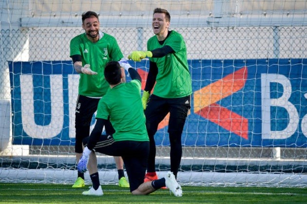 Ronaldo dính chấn thương, Allegri lo âu tìm 