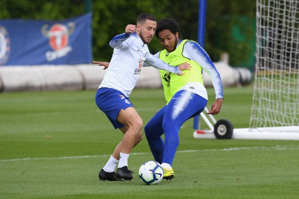 Không phải Coutinho, cô bé mascot này mới là tâm điểm của trận khai mạc Copa - Bóng Đá