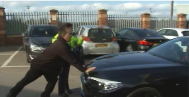 Hành hung với trợ lí, cựu sao Man City bị bắt ngay cổng SVĐ - Bóng Đá