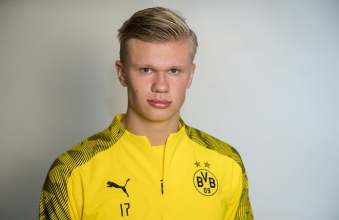 rling Haaland' as Borussia Dortmund striker poses on a beach after meeting up with new team-mates in Marbella - Bóng Đá