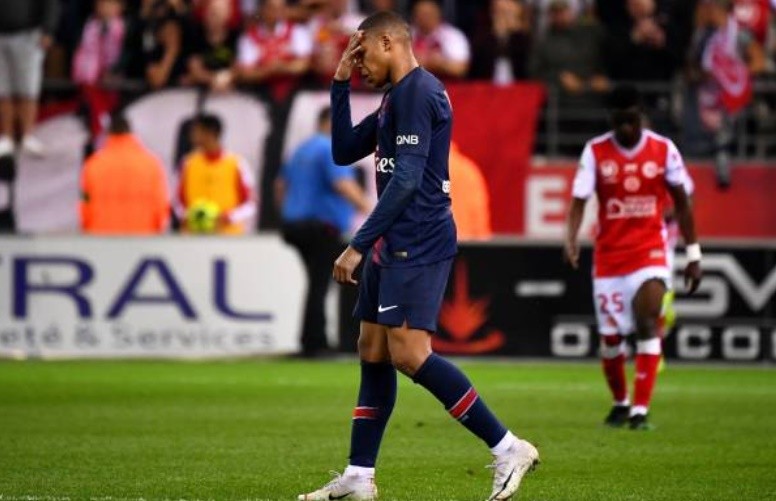 Mbappe buồn bã ngày PSG thua trận cuối - Bóng Đá