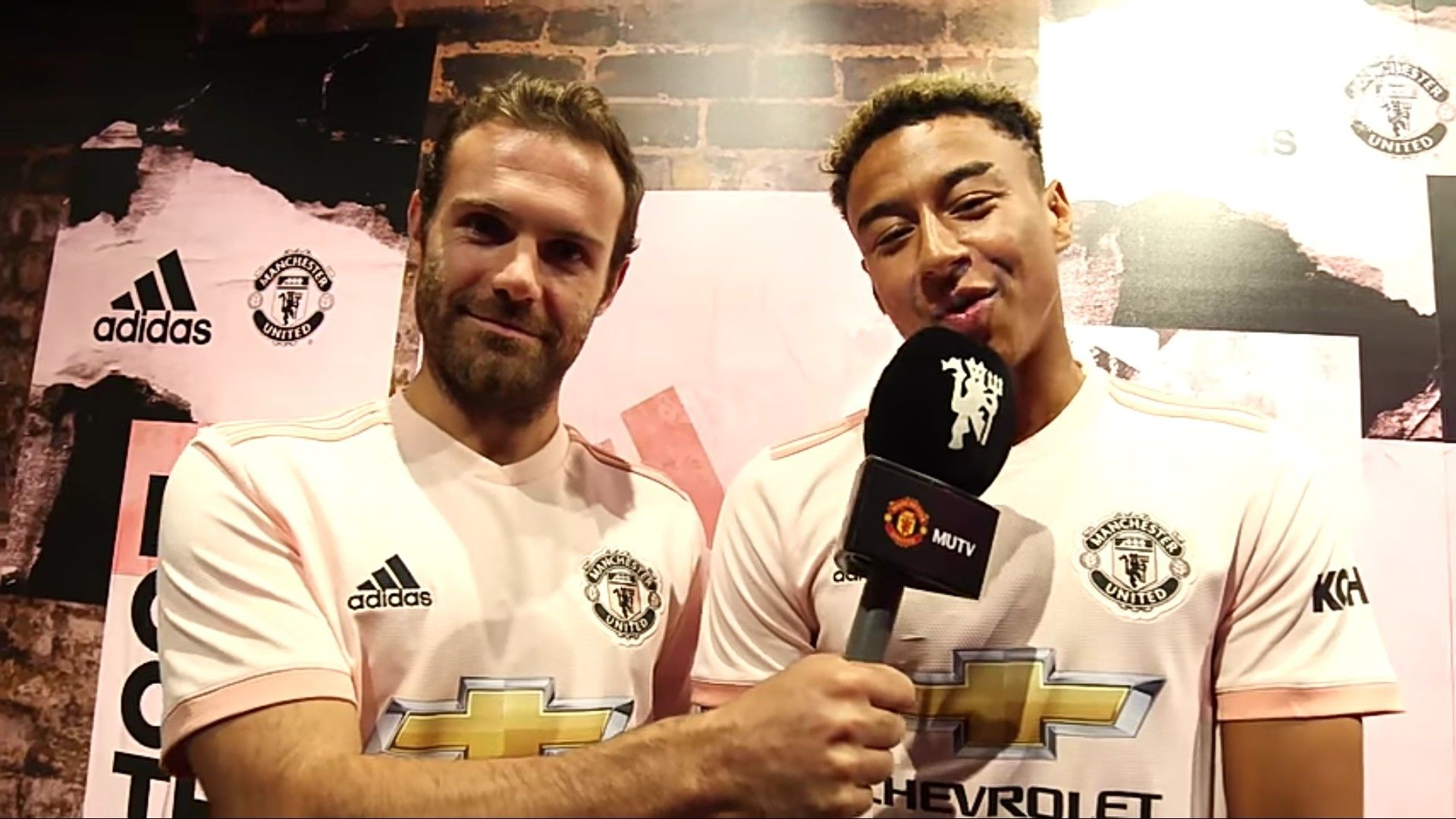 United fans pick out Aaron Wan-Bissaka as small positive in defeat - Bóng Đá