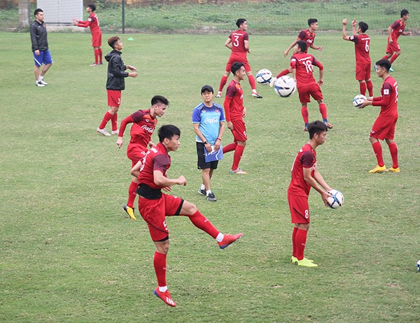 Odion Igahlo is all smiles as he steps out of the Lowry Hotel in Manchester, - Bóng Đá