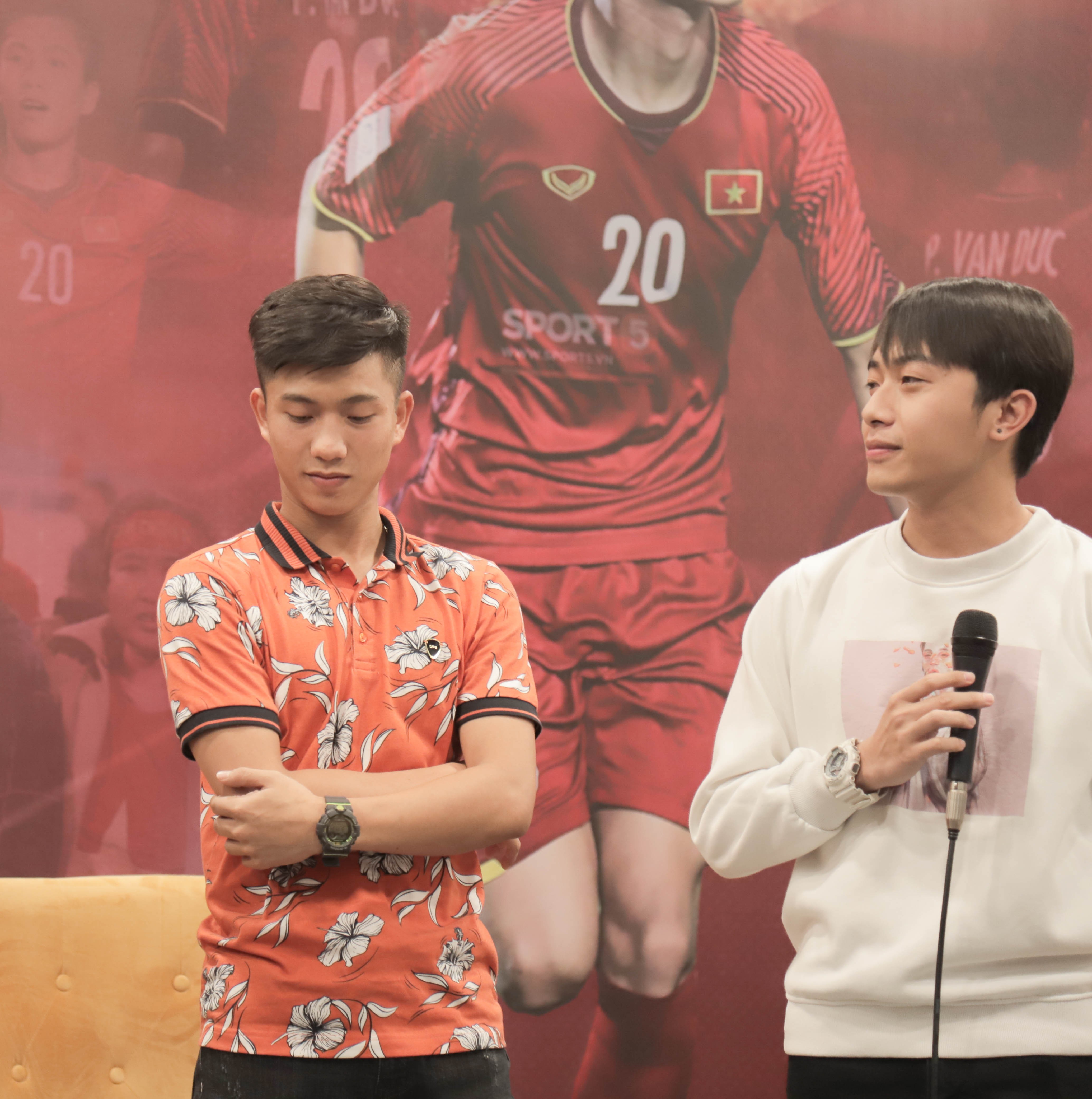  Phan Văn Đức “quẫy” tưng bừng tại buổi họp fan và mừng sinh nhật - Bóng Đá